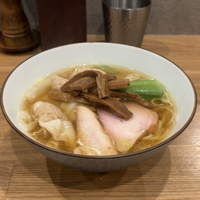 toki: klare Shoyu-Ramen auf Niboshi-Brühe, hausgemachte Nudeln — 2
