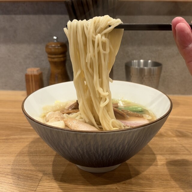toki: klare Shoyu-Ramen auf Niboshi-Brühe, hausgemachte Nudeln — 3