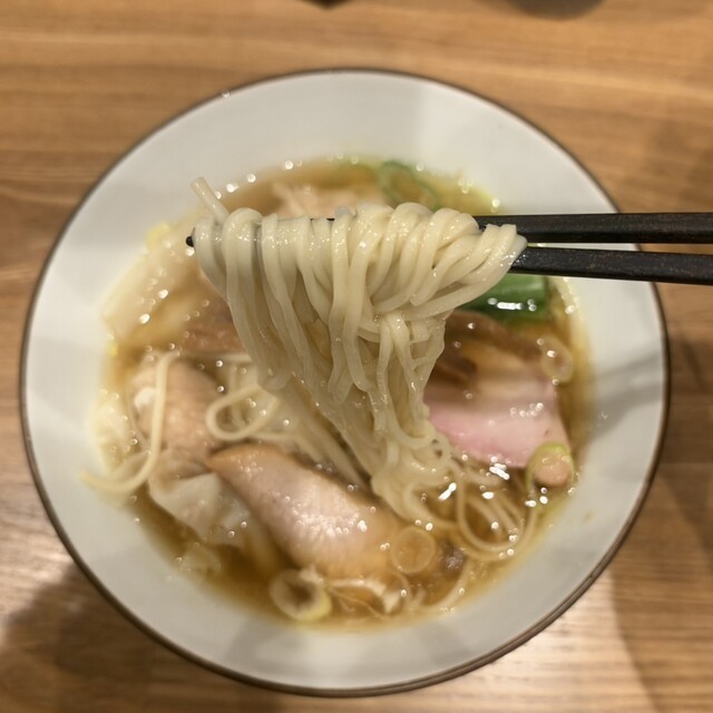 toki: klare Shoyu-Ramen auf Niboshi-Brühe, hausgemachte Nudeln — 4
