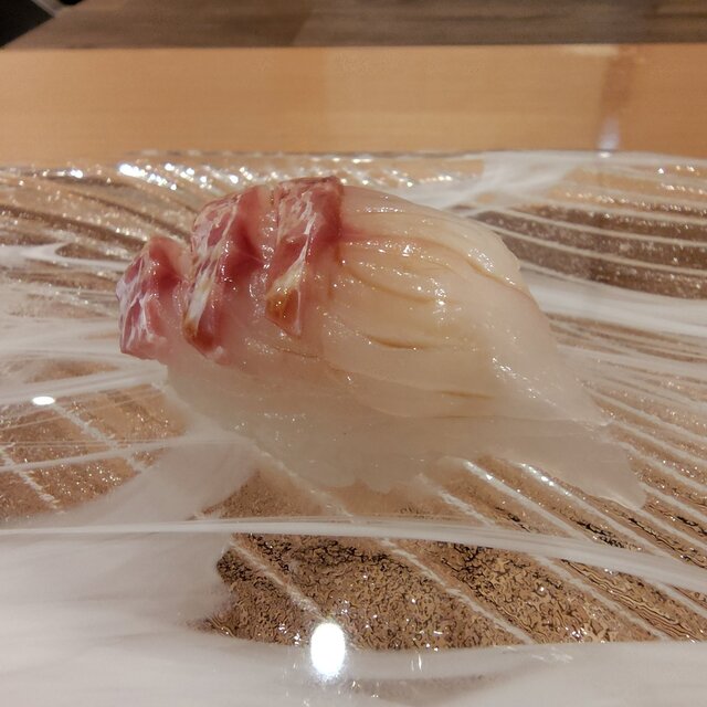 Kanazawa Sushi Yojiro: geschichtete Nigiri aus lokalem Fisch — 2