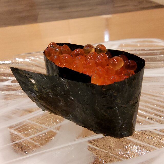 Kanazawa Sushi Yojiro: geschichtete Nigiri aus lokalem Fisch — 5