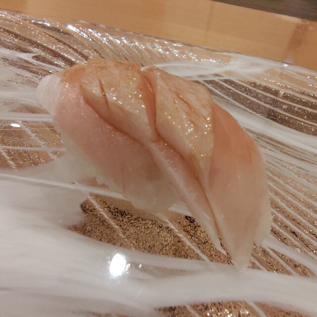 Kanazawa Sushi Yojiro: geschichtete Nigiri aus lokalem Fisch — 1