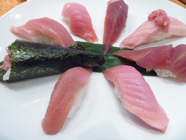 Waka Zushi: Nachbarschafts-Sushi mit großzügigen Fischscheiben — 3