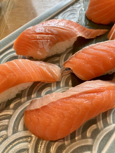 Waka Zushi: Nachbarschafts-Sushi mit großzügigen Fischscheiben — 5
