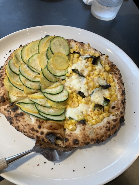 ristorante koen: Holzofenpizza und monatliche italienische Menüs — 2