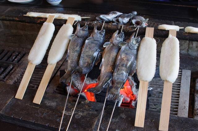 Irori Yaki Ooyanagi: Bergforelle und Mochi selbst gegrillt — 4