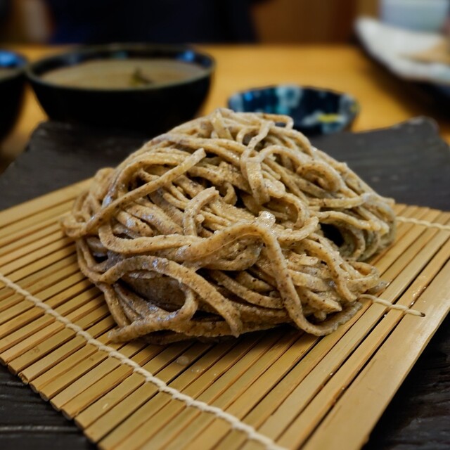 Fumi no Kura: handgeschnittene schwarze Inaka-Soba — 1