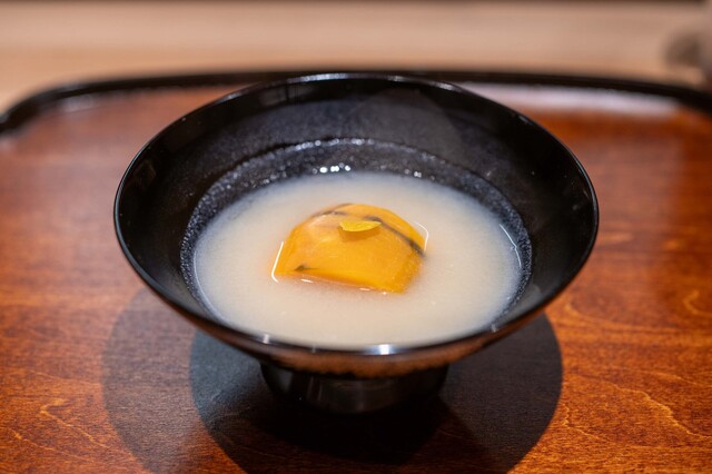 Kamisuwa Ashizawa: saisonales Kaiseki am Tresen mit acht Plätzen — 1