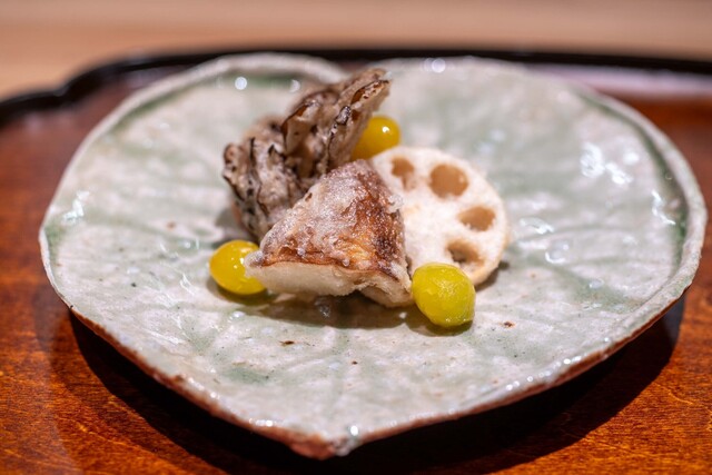 Kamisuwa Ashizawa: saisonales Kaiseki am Tresen mit acht Plätzen — 4