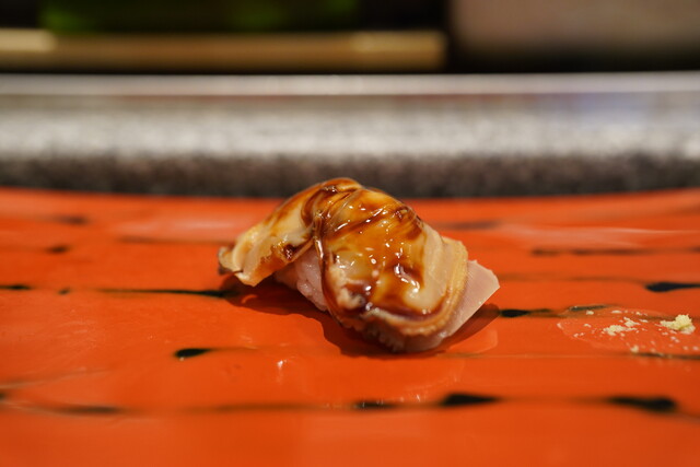 Suehiro Zushi: Sushi-Theke und der Original-Maguro-Hagashi — 4