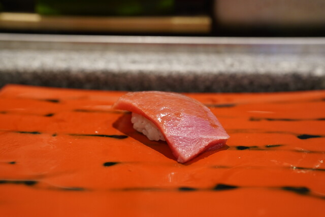 Suehiro Zushi: Sushi-Theke und der Original-Maguro-Hagashi — 2