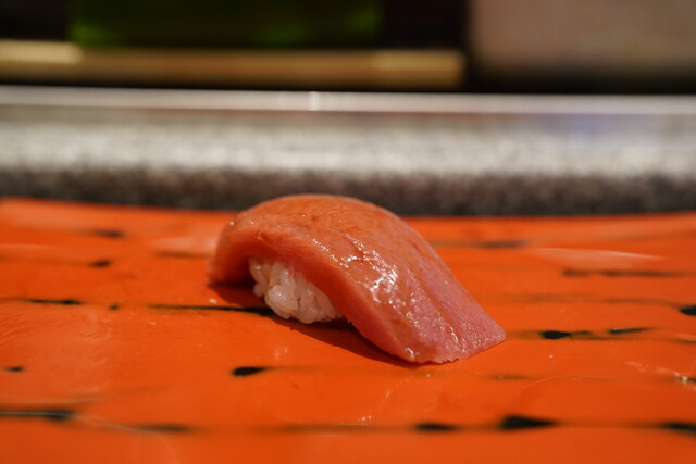 Suehiro Zushi: Sushi-Theke und der Original-Maguro-Hagashi — 1