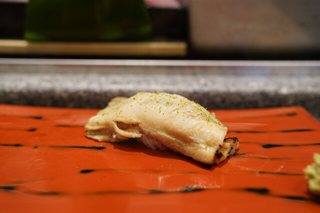 Suehiro Zushi: Sushi-Theke und der Original-Maguro-Hagashi — 5