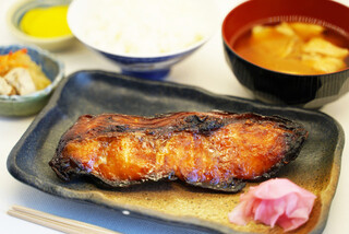 Himono to Nihonshu no Omise yoshi-Uo-tei: gegrillter Trockenfisch — 1