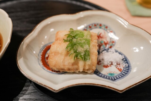Yoshitomo: Tempura-Omakase mit Gemüse an der Theke — 1