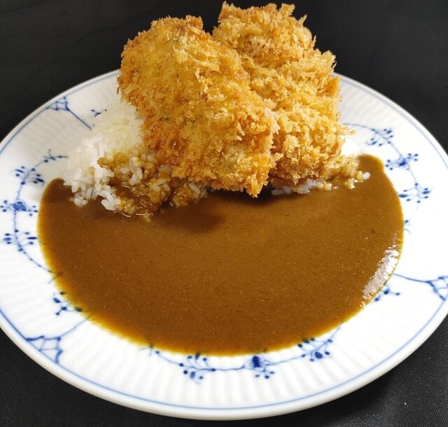 Takumi Mitsukoshi ten: Sarasara-Curry am Tresen mit sieben Plätzen — 4