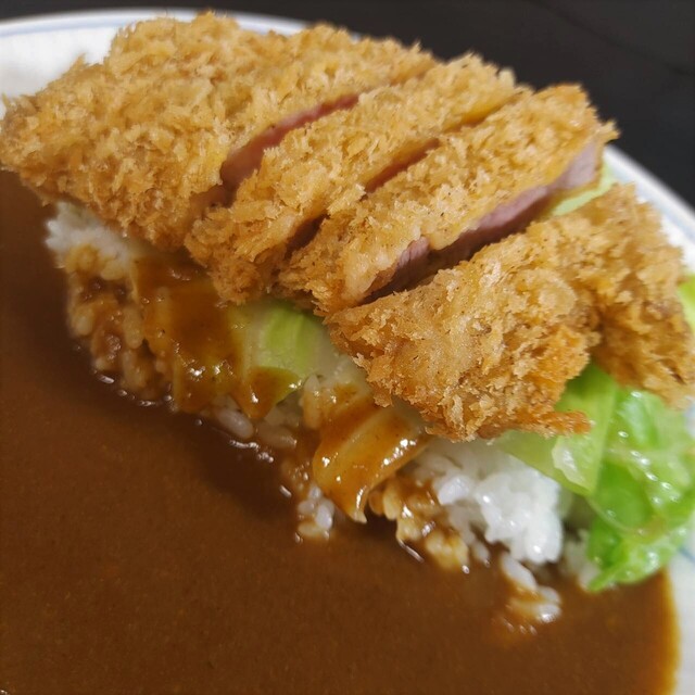 Takumi Mitsukoshi ten: Sarasara-Curry am Tresen mit sieben Plätzen — 1