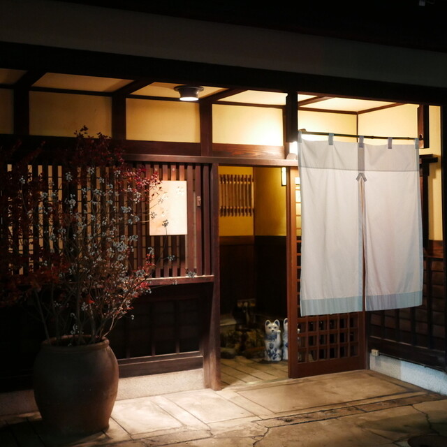 Ueda: Omakase-Sushi an sechs Thekenplätzen — 2