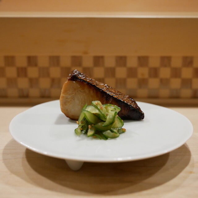 Ueda: Omakase-Sushi an sechs Thekenplätzen — 1