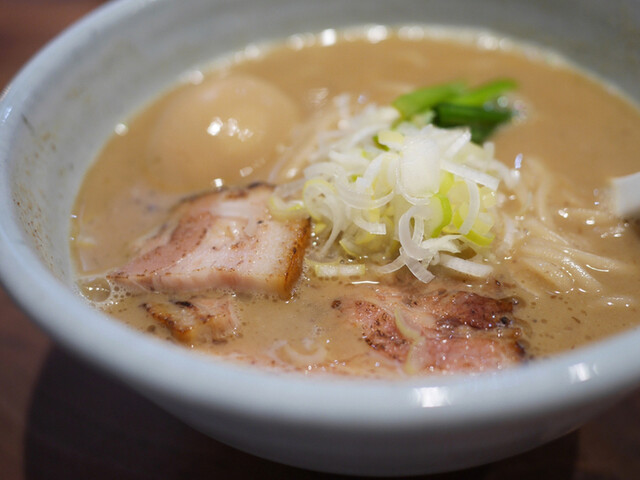 Menya Takakura Nijou: rauchiger Fisch- und Schweine-Ramen — 1