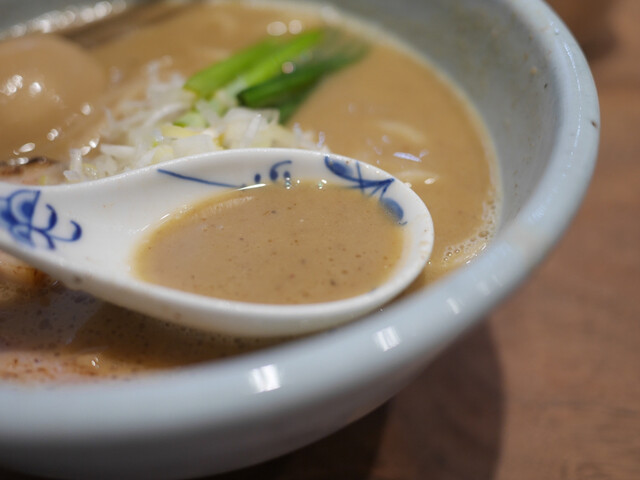 Menya Takakura Nijou: rauchiger Fisch- und Schweine-Ramen — 3