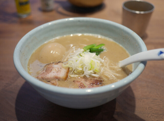 Menya Takakura Nijou: rauchiger Fisch- und Schweine-Ramen — 4