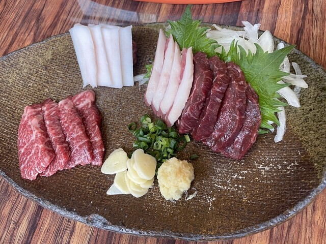 Ketobashi-ya Champion Tenma ten: Pferdefleisch-Yakiniku und Sashimi — 1