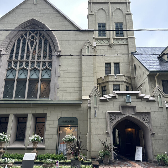 Cafe Freundlieb Honten: Deutsche Bäckerei in historischer Kirche — 4