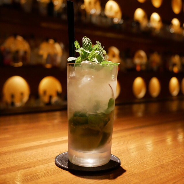 Laguna the Bar: Architektur-Bar mit Fruchtcocktails — 2