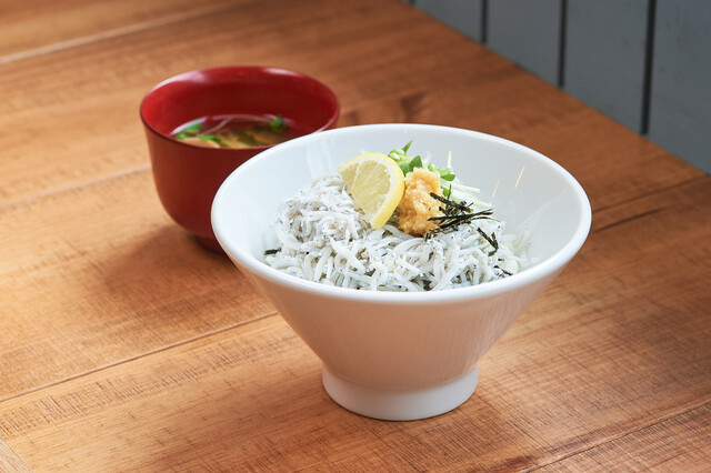 Tsuda U Suisan Restaurant: frische Austern mit Meerblick — 1