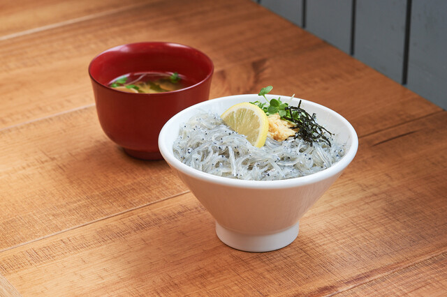 Tsuda U Suisan Restaurant: frische Austern mit Meerblick — 5