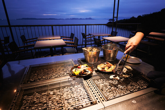 Tsuda U Suisan Restaurant: frische Austern mit Meerblick — 4