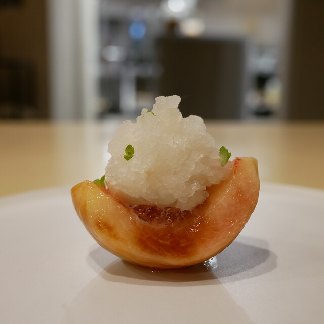 SETTAN: Theatralische französische Küche auf einem Hügel — 4