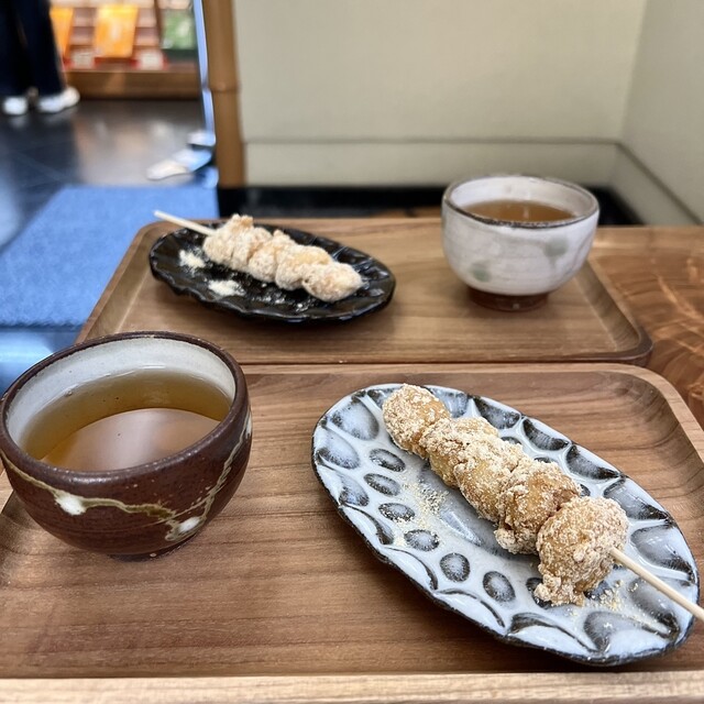 Dango Sho Honten: Klassische Kinako Dango in Nara — 1