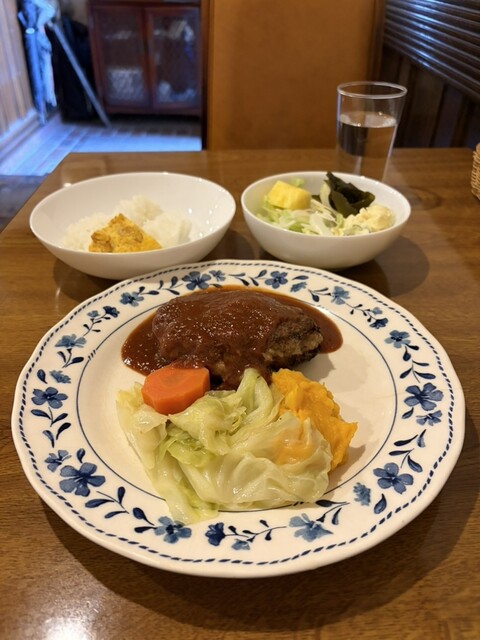 Yoshikawa Tei: klassische japanische Hamburger-Steaks — 1