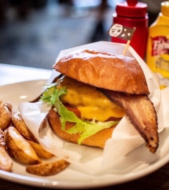 SAKURA BURGER: Craft-Burger mit hausgemachtem Speck — 3