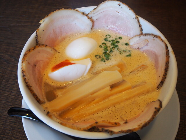 Ramenya Mitsuba: Ramen mit Cappuccino-Schaum — 1