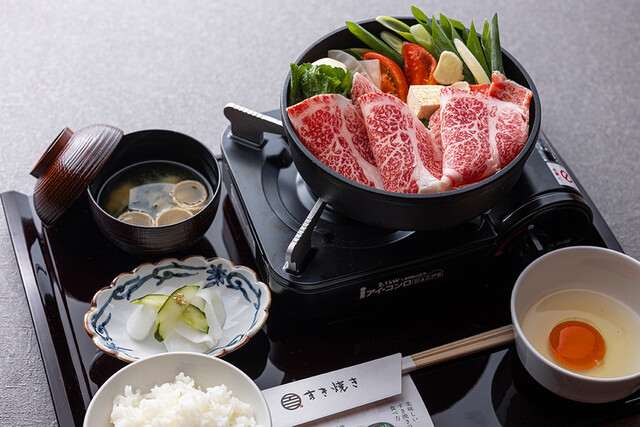 Sukiyaki to Gyumabushi Momoshiki: Yamato-Rindfleisch Sukiyaki und Mabushi — 2