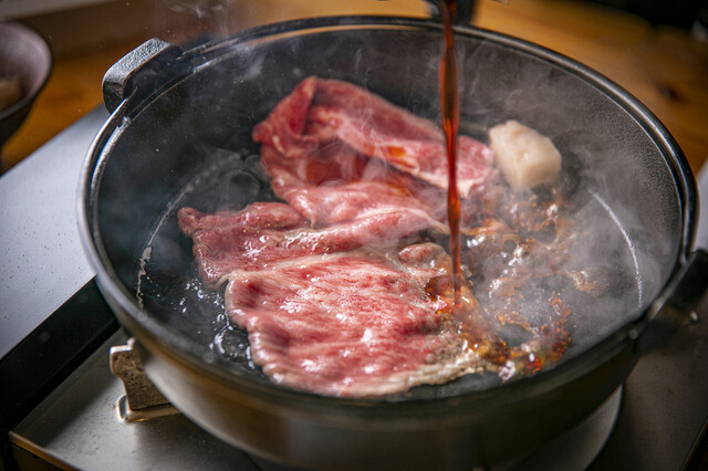 Sukiyaki to Gyumabushi Momoshiki: Yamato-Rindfleisch Sukiyaki und Mabushi — 1