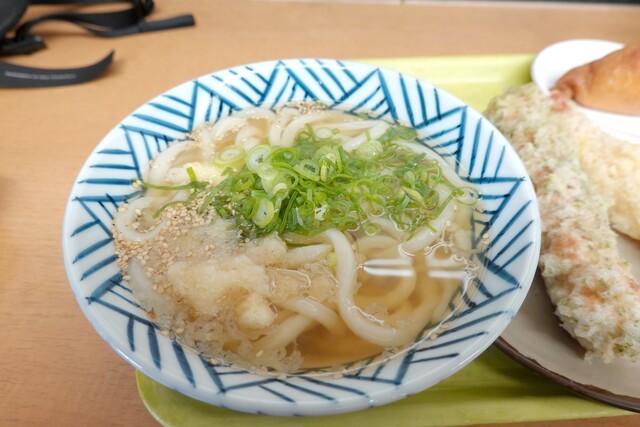 Udon Sakaeda: Sanuki-Udon zur Selbstbedienung mit Iriko-Dashi — 1