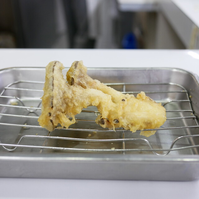 Tempura Dokoro Hirao Honten: Tempura frisch aus dem Öl an der Theke — 4