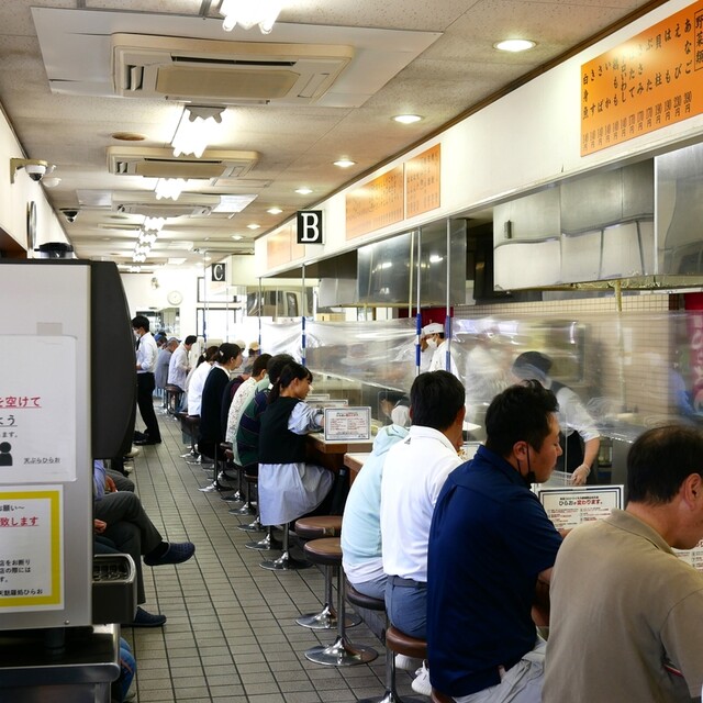 Tempura Dokoro Hirao Honten: Tempura frisch aus dem Öl an der Theke — 2