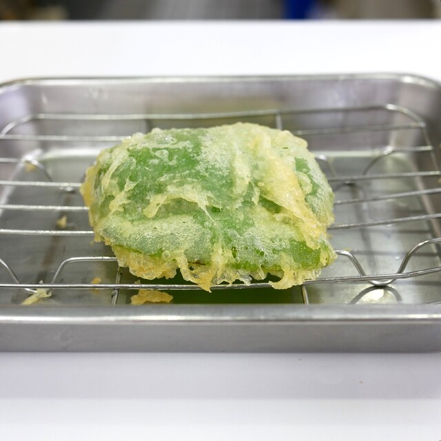 Tempura Dokoro Hirao Honten: Tempura frisch aus dem Öl an der Theke — 5