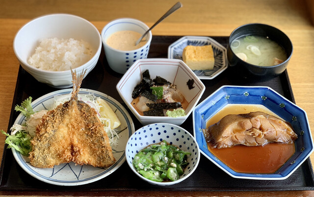Tanakadashiki Seafood Shokudo Uochu: erstklassige Meeresfrüchte-Sets — 2