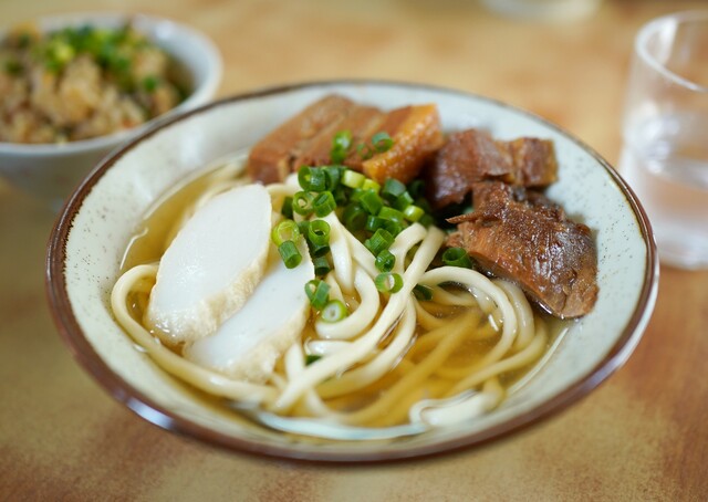 Kishimoto Shokudo: Okinawa-Soba mit Holzaschenudeln seit 1905 — 1