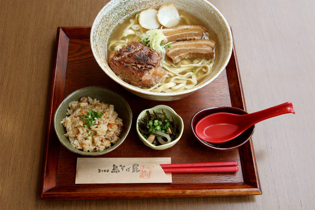 3 Chome no Shima Sobaya: Okinawa-Soba mit drei Nudelsorten — 1