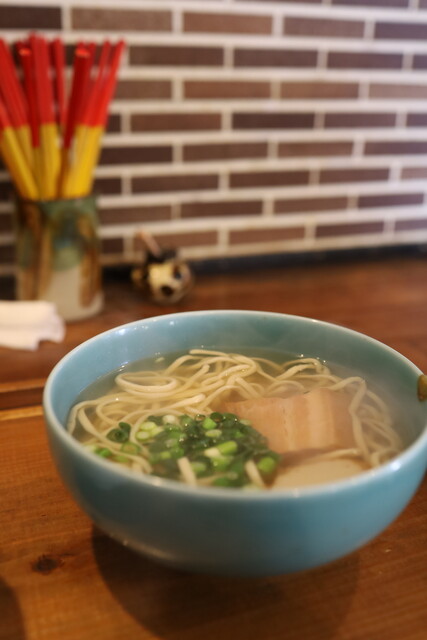 OKINAWA SOBA EIBUN: moderne Okinawa-Soba mit dreierlei Schwein — 1