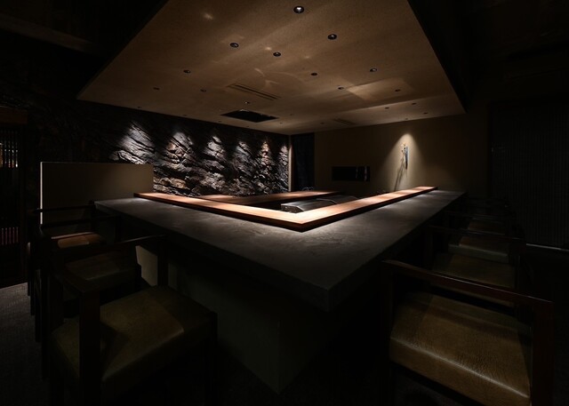 YAKISHIN: Yakitori-Menü mit Amagi Shamo am Tresen — 4