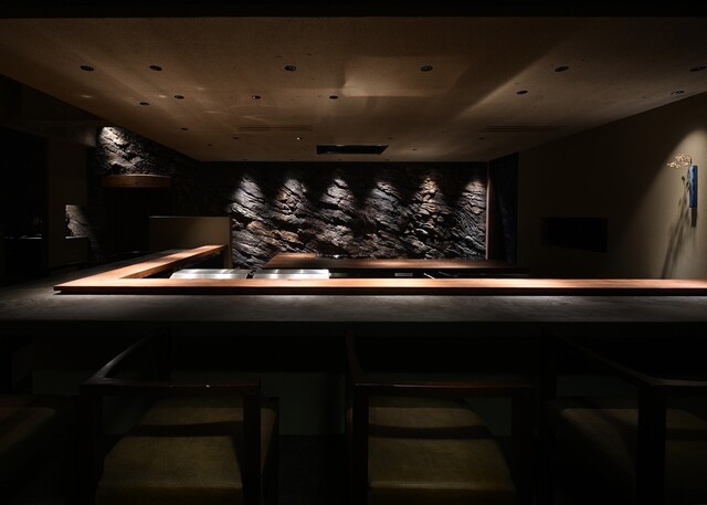 YAKISHIN: Yakitori-Menü mit Amagi Shamo am Tresen — 3